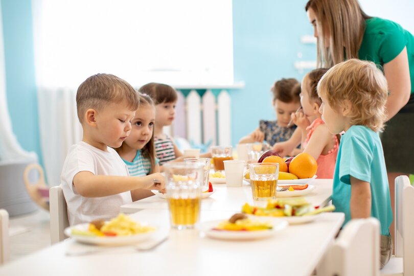 Kindergartenkinder machen Obstpause