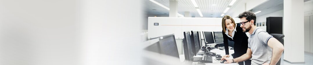Zwei Mitarbeitenden besprechen sich