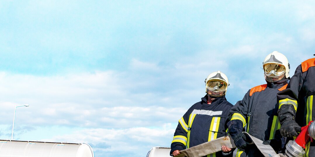 Feuerwehrmänner löschen Brand zum vorbeugenden Brandschutz