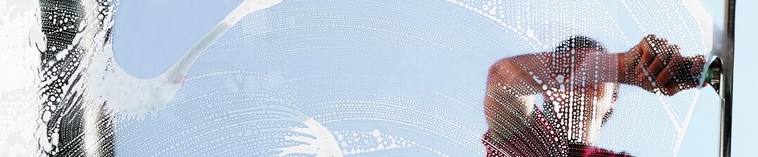 Dussmann Reinigungsdienste, die Innen- und Außenreinigung anbieten, die auf die spezifischen Bedürfnisse der Kunden zugeschnitten sind, mit High-Tech-Material und unter Einhaltung von Umweltstandards.
