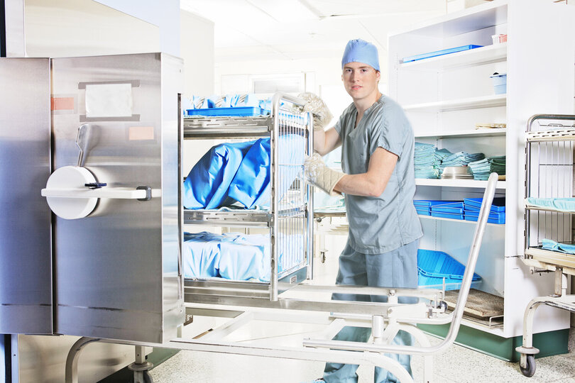 Reinigungskräfte sterilisieren OP durch Hygienereinigung